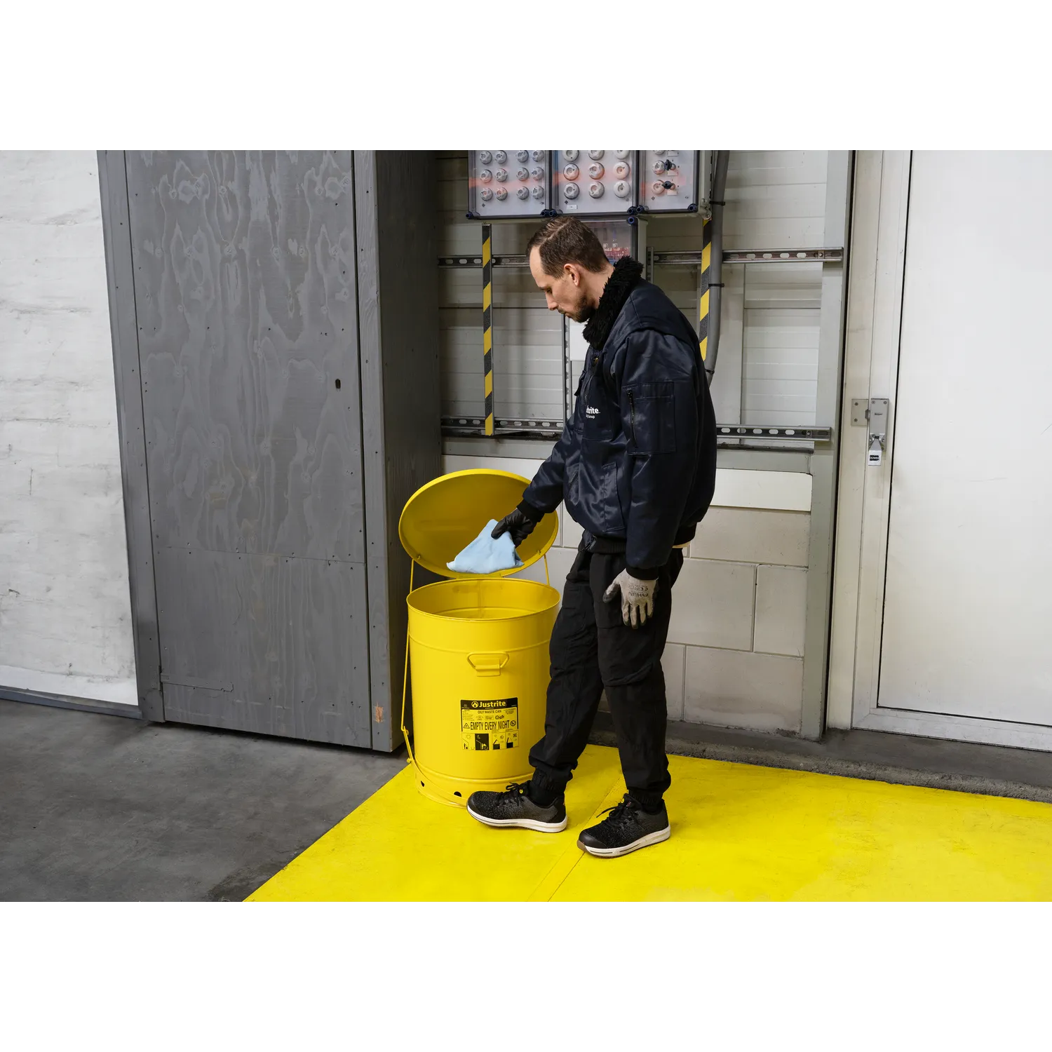 Pojemniki na czyściwo odpady zaolejone